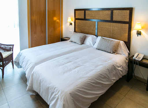 APARTHOTEL-ISLANTILLA-habitacion.jpg